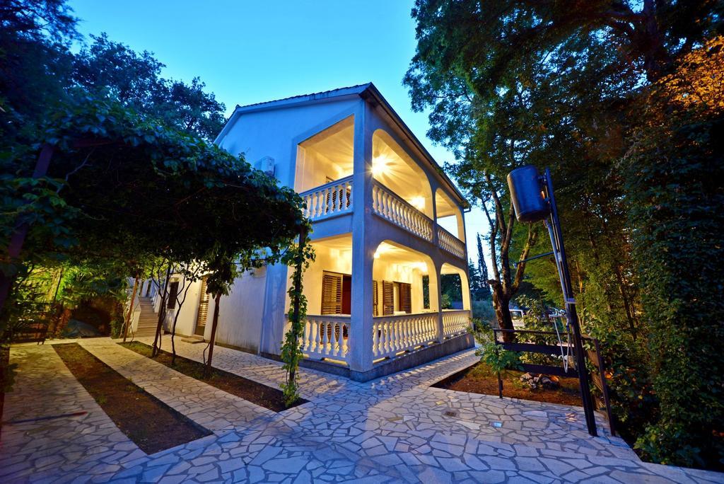 Apartments Karmelic Malinska Ruang foto