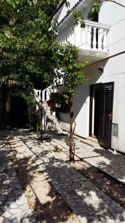 Apartments Karmelic Malinska Bagian luar foto